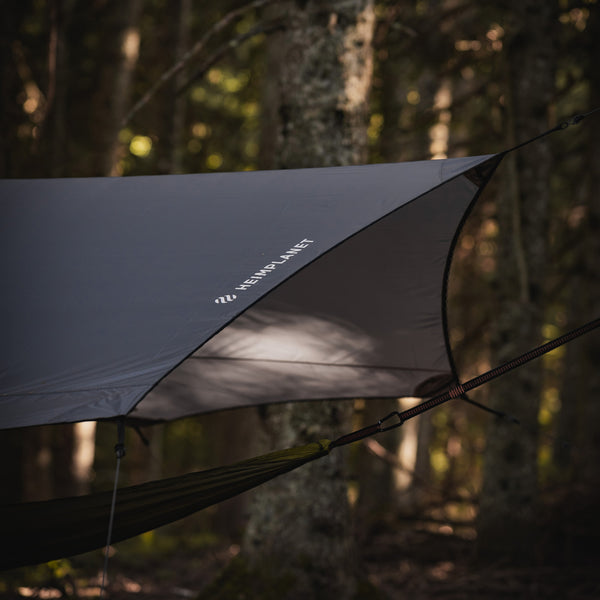 Nutzung ohne Stangen/Fixiere die Guy Lines an umstehenden Bäumen oder am Rahmen deines Zelts.