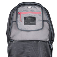 Innenfächer/Eine große U-förmige Reißverschluss gibt den geräumigen Innenraum frei. Darin befinden sich das Laptopfach sowie eine kleine Floating-Pocket für die Wertgegenstände, die man griffbereit, aber dennoch sicher verstaut wissen möchte.
