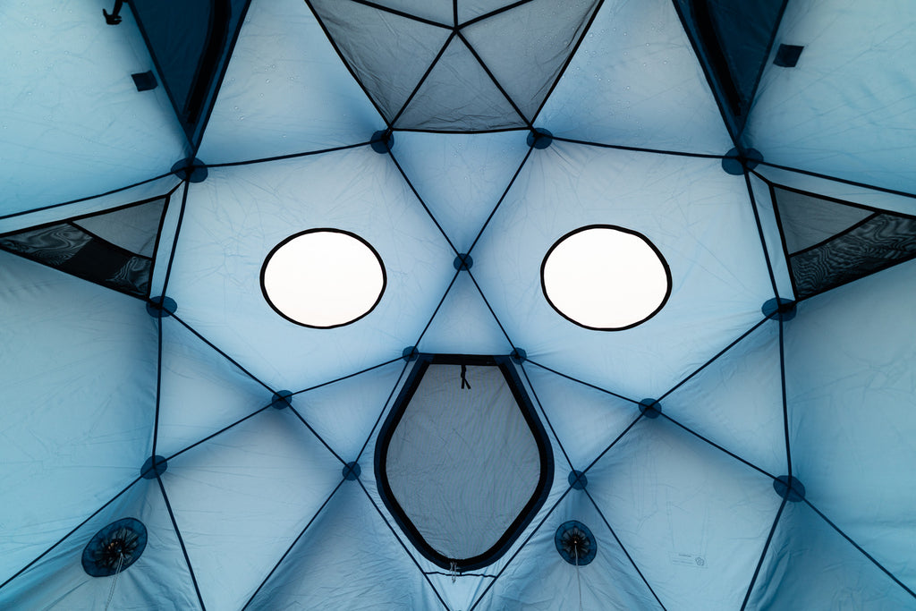 Aussenzelt/Drei Eingänge, mehrere Fenster, Ablagemöglichkeiten und flexible Ventilationsregulation. 