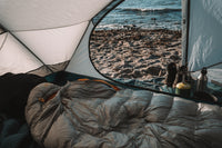 Eingang/Großzügiger Eingang über die gesamte Breite des Zelts mit gräumigem Vorraum.