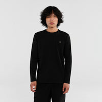 /Bao ist 1,79m (5'9'') und trägt Größe M