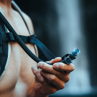 Trinkblasen Outlets/Links und rechts vom Handgriff oben am Rucksack befinden sich jeweils Klettverschlussöffnungen, durch die der Trinkschlauch nach außen geführt und an einem der Schultergurte befestigt werden kann. 
