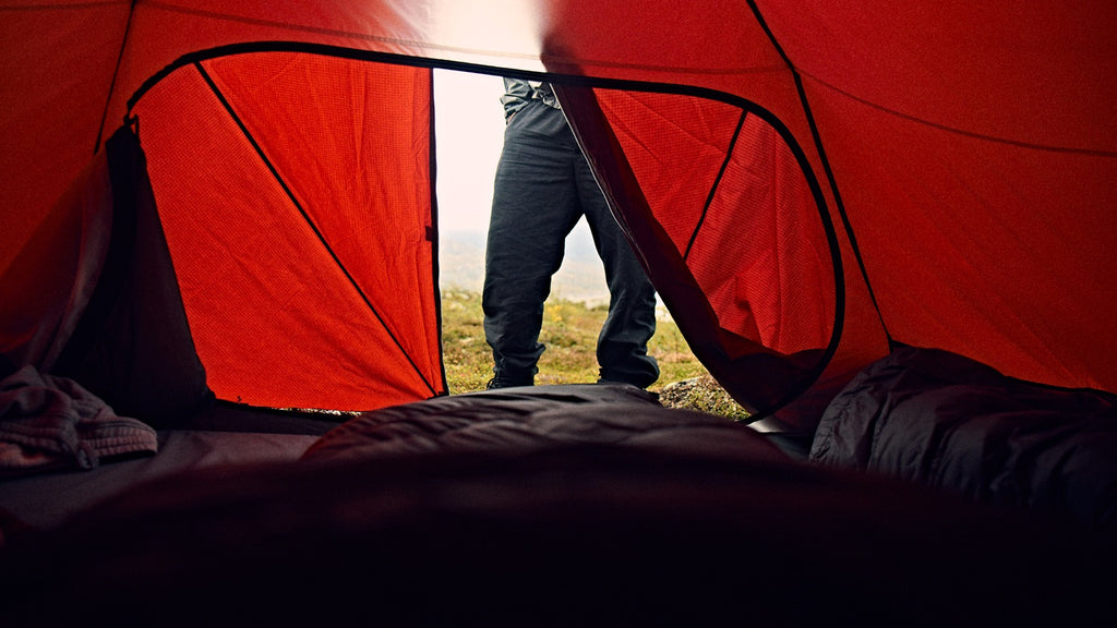 Eingänge/Backdoor ist symmetrisch aufgebaut und hat Eingänge auf beiden Seiten mit großen Vorräumen.