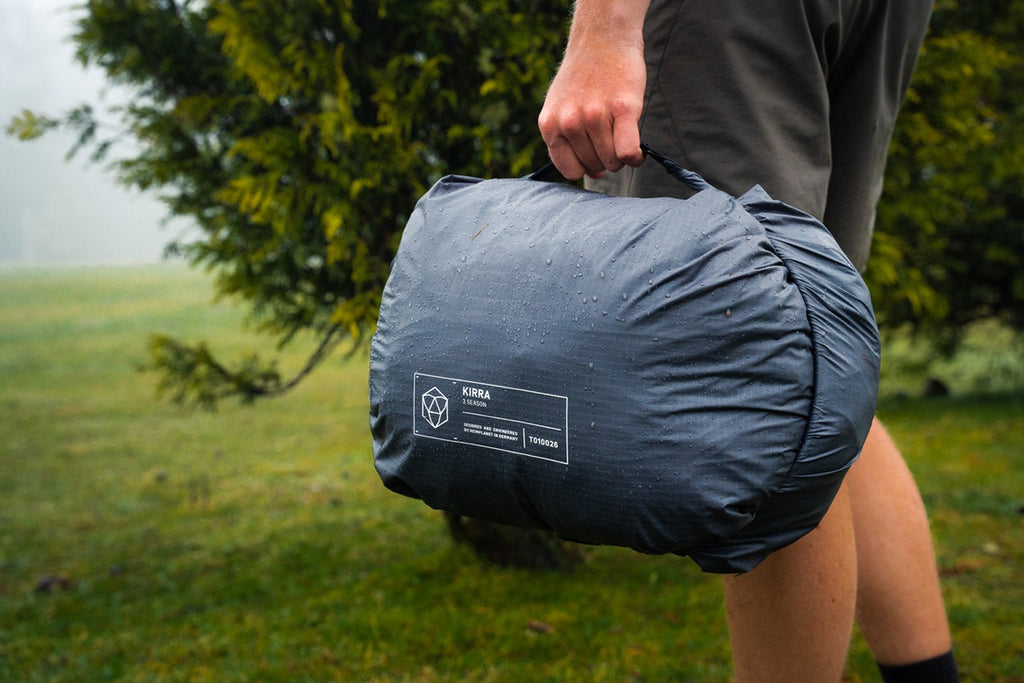 Das Zelt kommt im komprimierbaren Packsack/+ Einem zusätzlichen Aufbewahrungsbeutel.