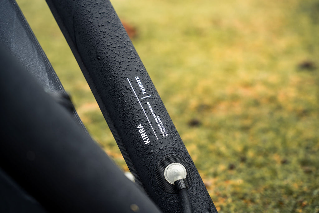 Zweilagiger Luftrahmen/TPU-Schlauch ummantelt von reißfestem 140 HPE Dacron - extrem stabil, unter Extrembedingungen getestet. Zusätzlich verstärkt wo Bodenkontakt besteht.
