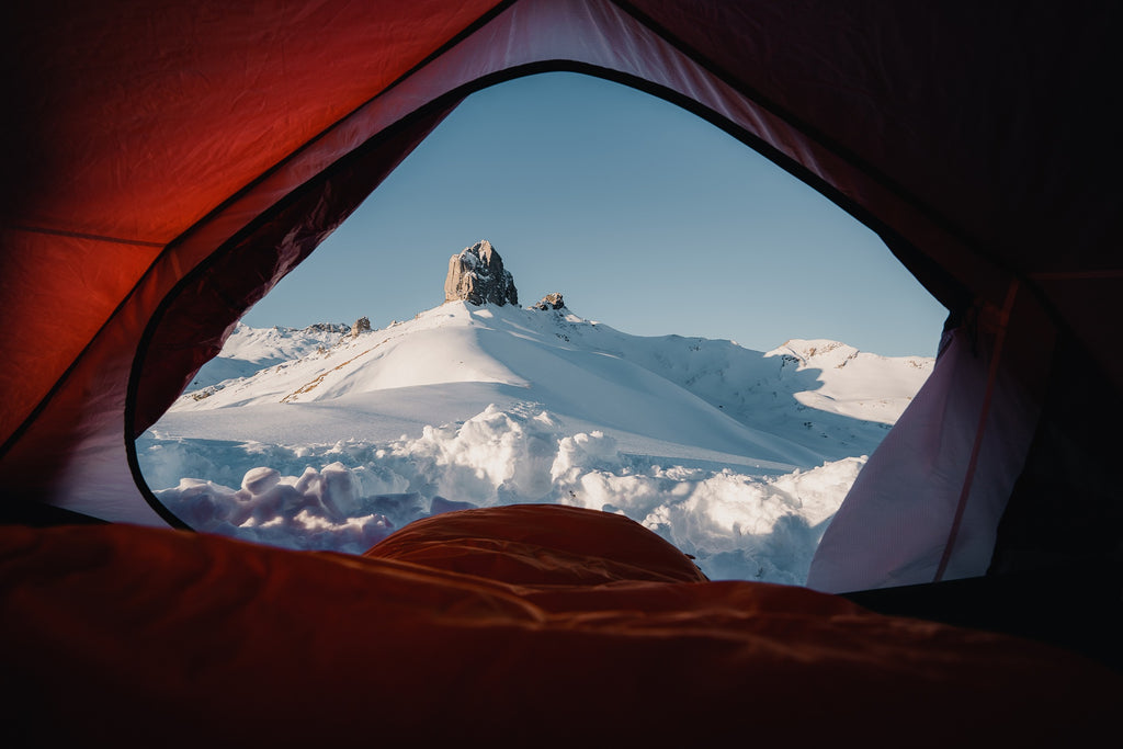 Eingang/Großzügiger Eingang über die gesamte Breite des Zelts mit gräumigem Vorraum.